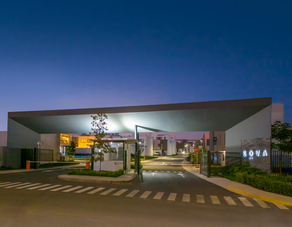 Casas en venta en Zakia Querétaro, Desarrollo residencial Kova,Modelos de casas Aria y Nessa,Amenidades exclusivas en Querétaro, Viviendas con rooftop y terraza, Pet-friendly residencial Querétaro, Gimnasio al aire libre en Kova, Kova Residencial en Zakia, Querétaro, ofrece casas modernas con modelos Aria y Nessa, adaptables a diversas necesidades. Cuenta con amenidades exclusivas como pet parks, lagos artificiales, ciclopista y gimnasio al aire libre, brindando un estilo de vida integral en el corazón del Querétaro moderno.