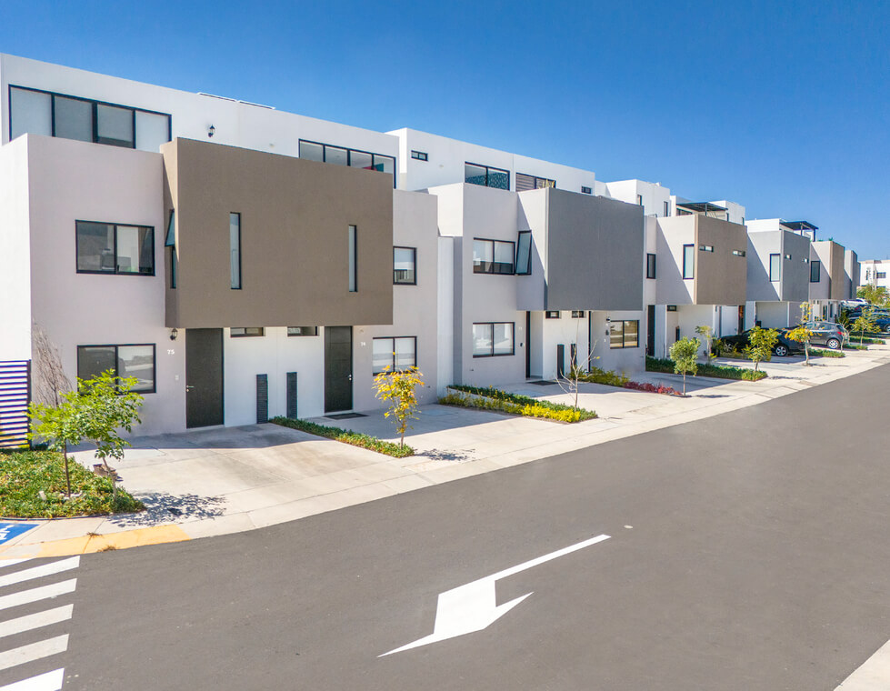 Casas en venta en Zakia Querétaro, Desarrollo residencial Kova,Modelos de casas Aria y Nessa,Amenidades exclusivas en Querétaro, Viviendas con rooftop y terraza, Pet-friendly residencial Querétaro, Gimnasio al aire libre en Kova, Kova Residencial en Zakia, Querétaro, ofrece casas modernas con modelos Aria y Nessa, adaptables a diversas necesidades. Cuenta con amenidades exclusivas como pet parks, lagos artificiales, ciclopista y gimnasio al aire libre, brindando un estilo de vida integral en el corazón del Querétaro moderno.