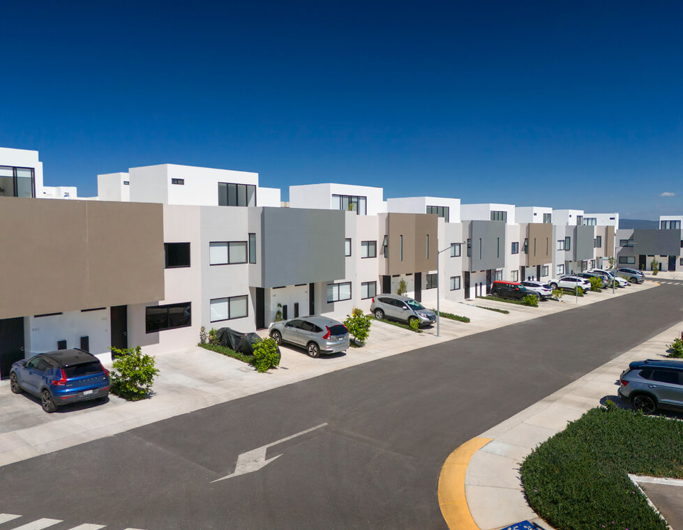 Casas en venta en Zakia Querétaro, Desarrollo residencial Kova,Modelos de casas Aria y Nessa,Amenidades exclusivas en Querétaro, Viviendas con rooftop y terraza, Pet-friendly residencial Querétaro, Gimnasio al aire libre en Kova, Kova Residencial en Zakia, Querétaro, ofrece casas modernas con modelos Aria y Nessa, adaptables a diversas necesidades. Cuenta con amenidades exclusivas como pet parks, lagos artificiales, ciclopista y gimnasio al aire libre, brindando un estilo de vida integral en el corazón del Querétaro moderno.