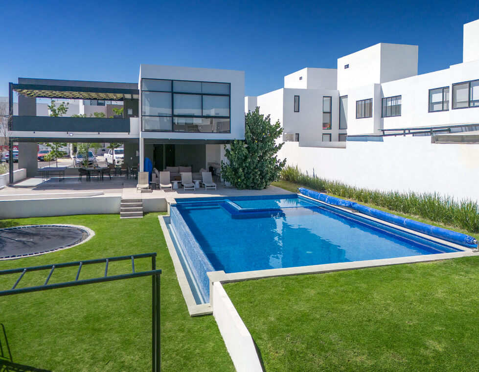 Casas en venta en Zakia Querétaro, Desarrollo residencial Kova,Modelos de casas Aria y Nessa,Amenidades exclusivas en Querétaro, Viviendas con rooftop y terraza, Pet-friendly residencial Querétaro, Gimnasio al aire libre en Kova, Kova Residencial en Zakia, Querétaro, ofrece casas modernas con modelos Aria y Nessa, adaptables a diversas necesidades. Cuenta con amenidades exclusivas como pet parks, lagos artificiales, ciclopista y gimnasio al aire libre, brindando un estilo de vida integral en el corazón del Querétaro moderno.