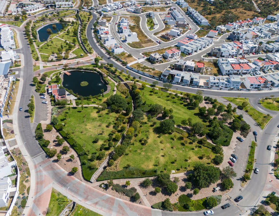 Casas en venta en Zakia Querétaro, Desarrollo residencial Kova,Modelos de casas Aria y Nessa,Amenidades exclusivas en Querétaro, Viviendas con rooftop y terraza, Pet-friendly residencial Querétaro, Gimnasio al aire libre en Kova, Kova Residencial en Zakia, Querétaro, ofrece casas modernas con modelos Aria y Nessa, adaptables a diversas necesidades. Cuenta con amenidades exclusivas como pet parks, lagos artificiales, ciclopista y gimnasio al aire libre, brindando un estilo de vida integral en el corazón del Querétaro moderno.