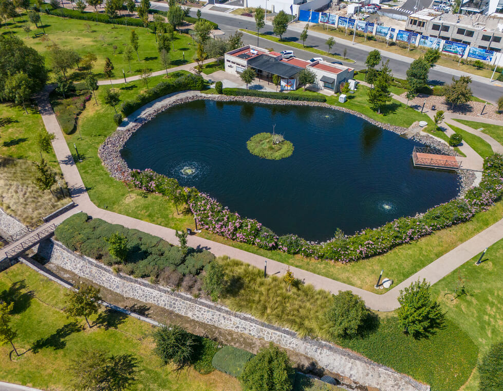 Casas en venta en Zakia Querétaro, Desarrollo residencial Kova,Modelos de casas Aria y Nessa,Amenidades exclusivas en Querétaro, Viviendas con rooftop y terraza, Pet-friendly residencial Querétaro, Gimnasio al aire libre en Kova, Kova Residencial en Zakia, Querétaro, ofrece casas modernas con modelos Aria y Nessa, adaptables a diversas necesidades. Cuenta con amenidades exclusivas como pet parks, lagos artificiales, ciclopista y gimnasio al aire libre, brindando un estilo de vida integral en el corazón del Querétaro moderno.